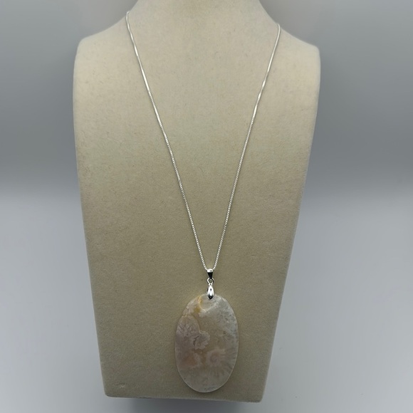 Oval Flower Agate Pendant Necklace - Picture 2 of 12